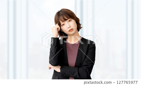 A woman thinking/businesswoman 127765977