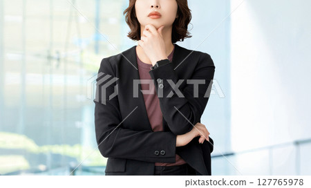 A woman thinking/businesswoman 127765978