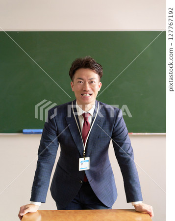 站在黑板前微笑的男老師 127767192