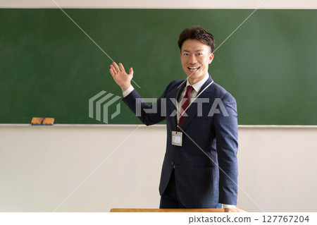 一位男老師在黑板前發表演講 127767204