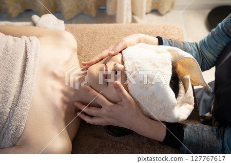 Women who undergo esthetic treatment 127767617