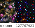 閃閃發光的聖誕樹 127767923