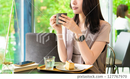 喝茶時放鬆的女人 127767970