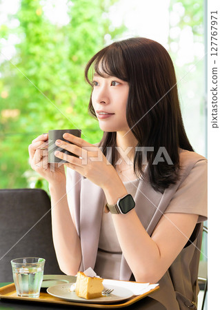 喝茶時放鬆的女人 喝茶時放鬆的女人 127767971