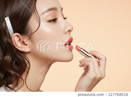 一位皮膚光亮、唇妝艷麗的年輕女子的側面像(AI 生成的圖像) 一位皮膚光亮、唇妝艷麗的年輕女子的側面像(AI 生成的圖像) 127768018