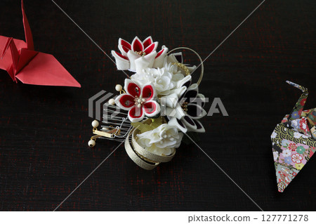 放在漆板上的髮飾 127771278