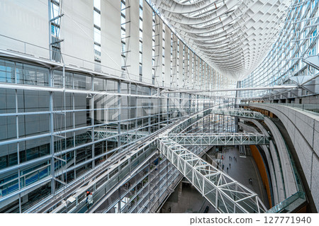 東京國際論壇玻璃建築與藍天 127771940