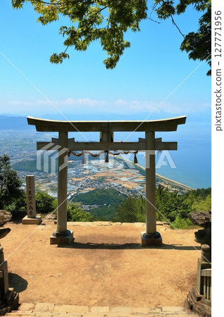 [Kagawa Prefecture] View of Takaya Shrine (Tenku no Torii) Kannonji city area and Seto Inland Sea in fine weather 127771956