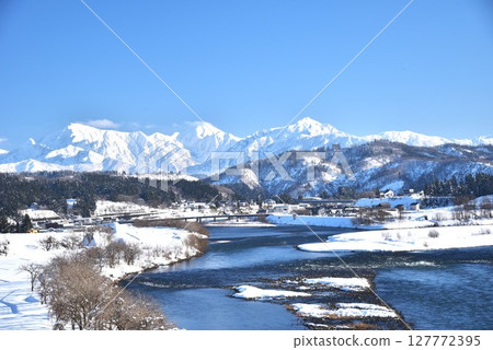 從新潟縣長岡市越後川口牛島眺望信濃川和越後三山的雪景 127772395