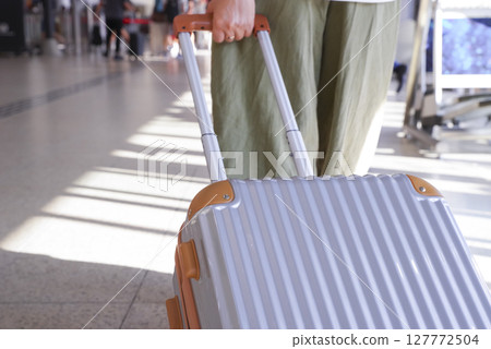 走過機場大廳的旅客女士 走過機場大廳的旅客女士 127772504