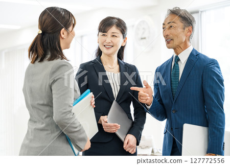 Middle-aged and senior business people working in an office 127772556