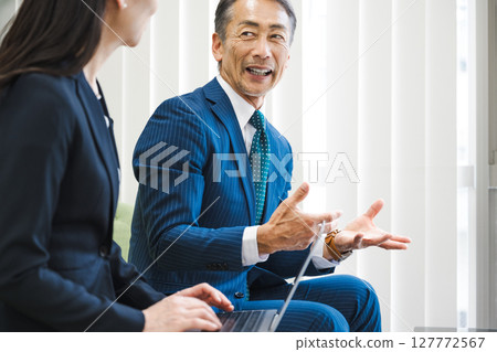 老年一代商人正在開會 127772567