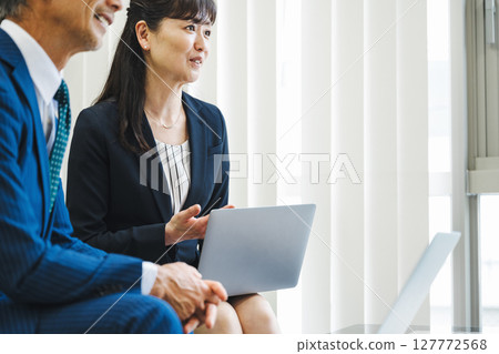 一位中年職業婦女在會議上發言 127772568