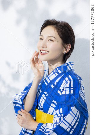 一個女人穿著浴衣 一個女人穿著浴衣 127772868
