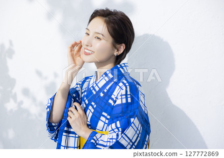 一個女人穿著浴衣 127772869