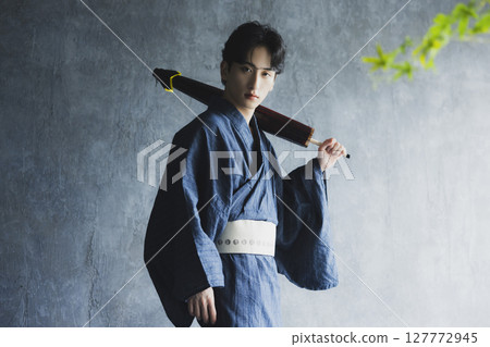 穿著浴衣的年輕人 127772945
