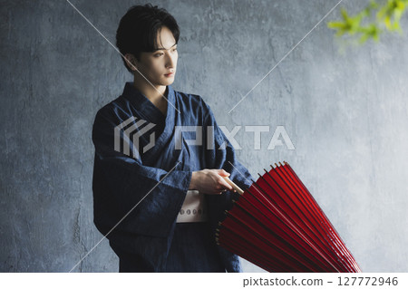 穿著浴衣的年輕人 穿著浴衣的年輕人 127772946
