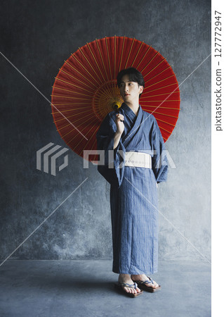 穿著浴衣的年輕人 127772947