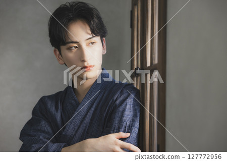 穿著浴衣的年輕人 穿著浴衣的年輕人 127772956