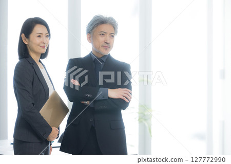 一名男子吹奏薩克斯，一名女子唱歌 127772990