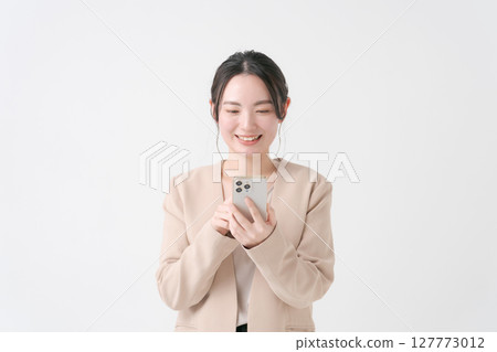 有一套衣服的一名婦女與智能手機 127773012