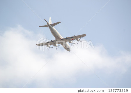 巡邏機在飛行中 127773219