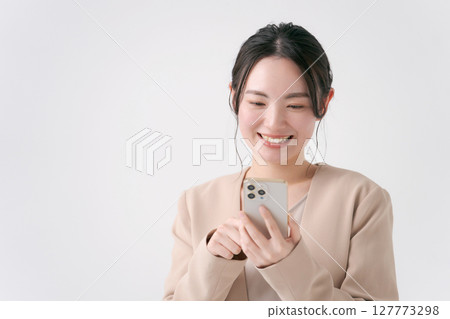 A woman with a suit with a smartphone 127773298