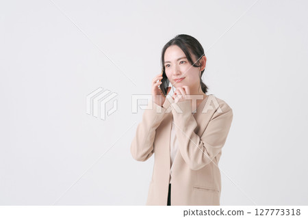 穿著西裝的女人打個電話 127773318
