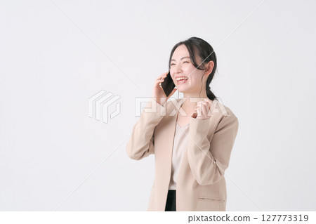 穿著西裝的女人打個電話 127773319