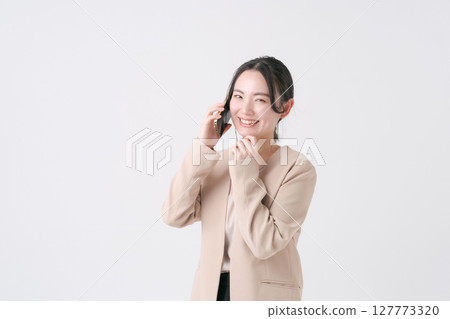 穿著西裝的女人打個電話 127773320