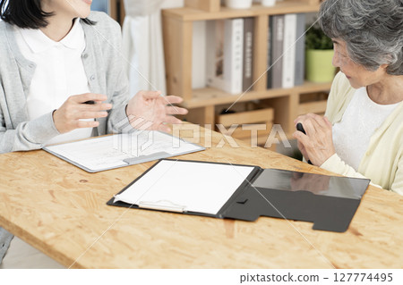 探訪護理經理、護理經理、身體部位、部分切割 127774495