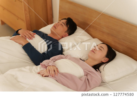 一對夫婦一起睡在雙人床上 一對夫婦一起睡在雙人床上 127774580