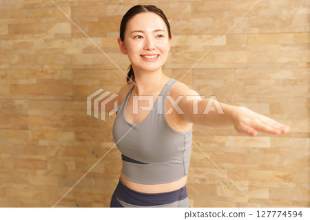 一個小伙子瑜伽 127774594