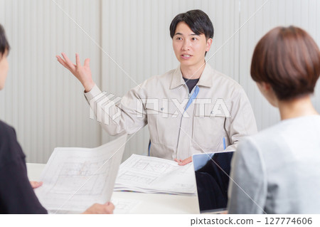 Construction workers having a meeting 127774606