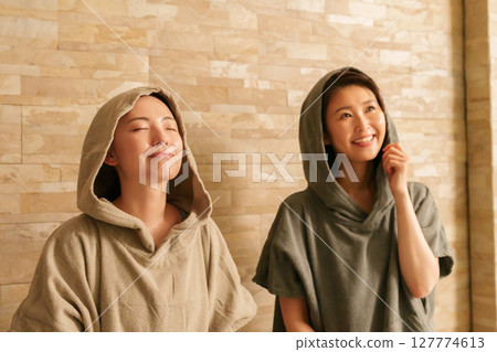 桑拿房裡的女人們 127774613