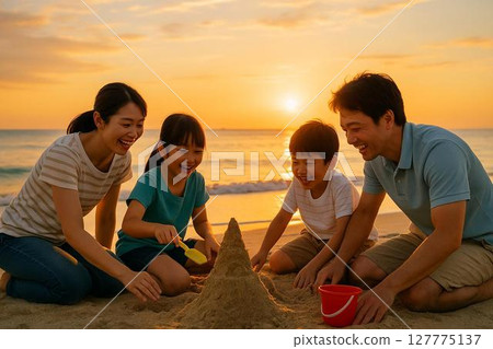 金色的夕陽，一家人在沙灘上微笑創造的夏日回憶 127775137