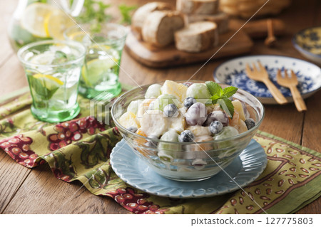 水果酸奶沙拉 127775803