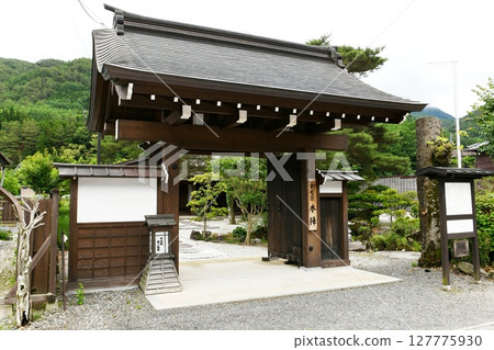 [Kiso Town: Entrance gate to the main inn at Miyanokoshi-juku on the old Nakasendo road] 127775930