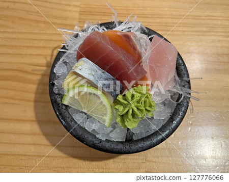 在日式居酒屋裡拍攝一份綜合生魚片 127776066