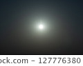 太陽在天空中閃耀，耀斑反射在其中 127776380