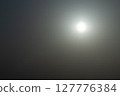 太陽在天空中閃耀，耀斑反射在其中 127776384