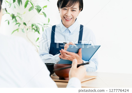 中年女性檢查營養平衡 127776424