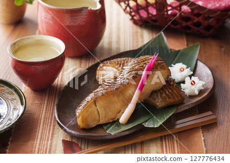 烤味噌醃青比目魚配清酒 127776434