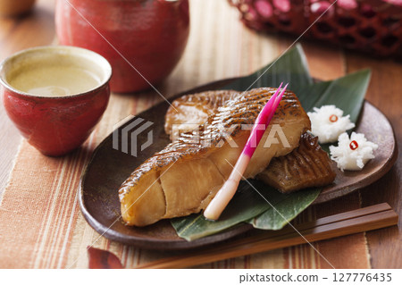 烤味噌醃青比目魚配清酒 烤味噌醃青比目魚配清酒 127776435