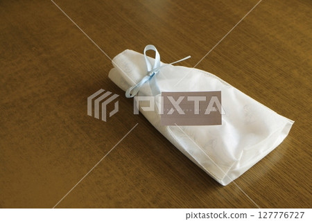 白色袋子裡的禮物 127776727