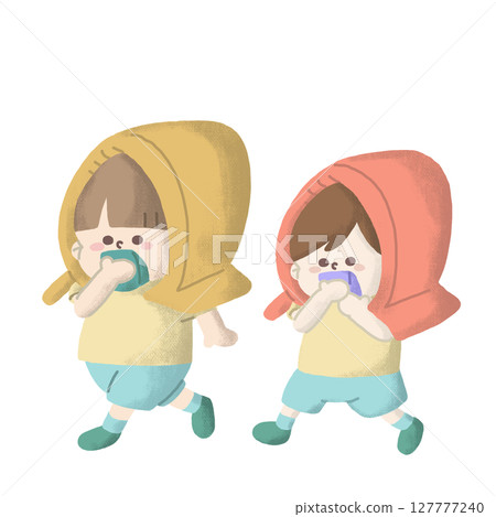 參加疏散演習的兒童用手帕緊緊摀住嘴巴並戴著防災頭巾的插圖 127777240