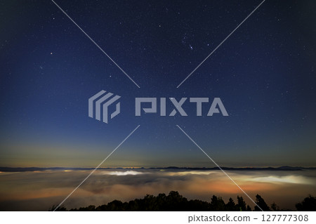 月光下的雲海和獵戶座的冬季大三角 127777308