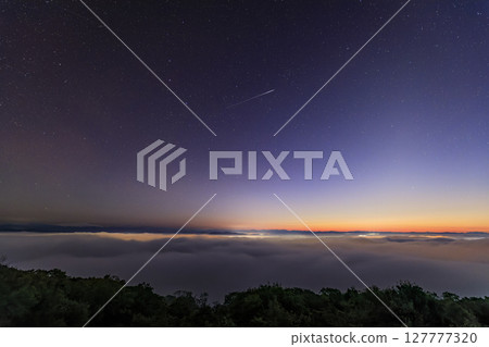 黎明時分雲海上的星空:北斗七星、牧夫座、流星 黎明時分雲海上的星空:北斗七星、牧夫座、流星 127777320
