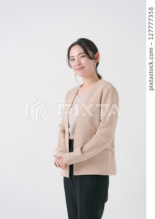 一個20多歲的女人，穿著西裝 127777358