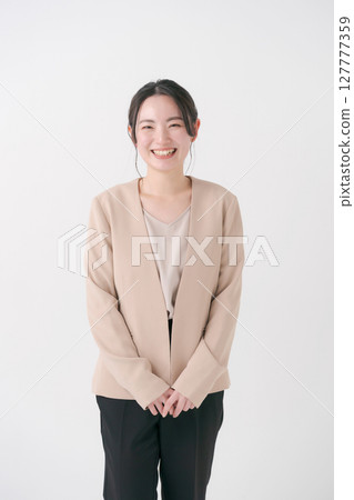 一個20多歲的女人，穿著西裝 127777359